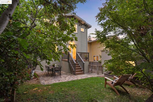 1071 Harvard Rd, Piedmont CA: https://media.crmls.org/mediaz/e7b6c044-5cc4-409b-be0a-dbe90fa5d356.jpg