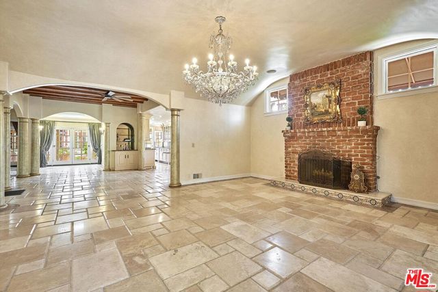 424 N Arden Boulevard, Los Angeles CA: https://media.crmls.org/mediaz/e7b6e103-7b31-412e-8d68-68256ab3295c.jpg