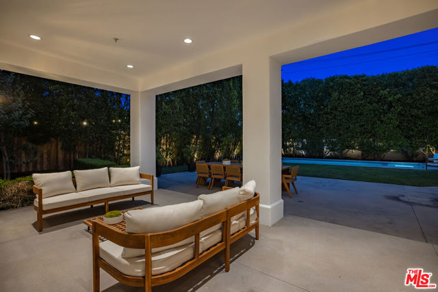 706 N Crescent Drive, Beverly Hills CA: https://media.crmls.org/mediaz/e7b714bf-1bd0-42f4-b14e-26834f59d154.jpg