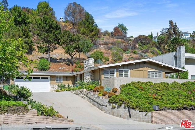 1224 El Hito Circle, Pacific Palisades CA: https://media.crmls.org/mediaz/e7b80712-985f-48e2-bf63-2232decc9e8f.jpg