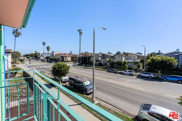 7825 W Manchester Avenue, Playa del Rey CA: https://media.crmls.org/mediaz/e7baad3e-2a3b-40c2-b514-2d4bb202178c.jpg
