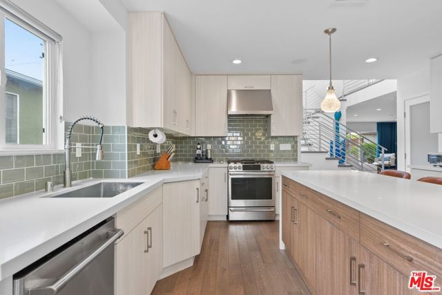 8107 Yorktown Avenue, Los Angeles CA: https://media.crmls.org/mediaz/e7bab3dc-2e42-4459-8e17-24c49bdddda3.jpg