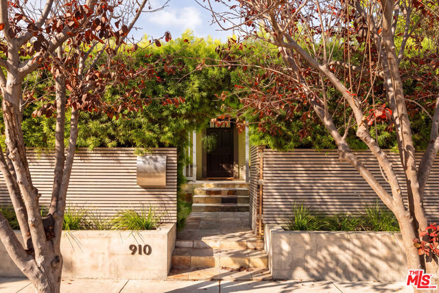 910 Superba Avenue