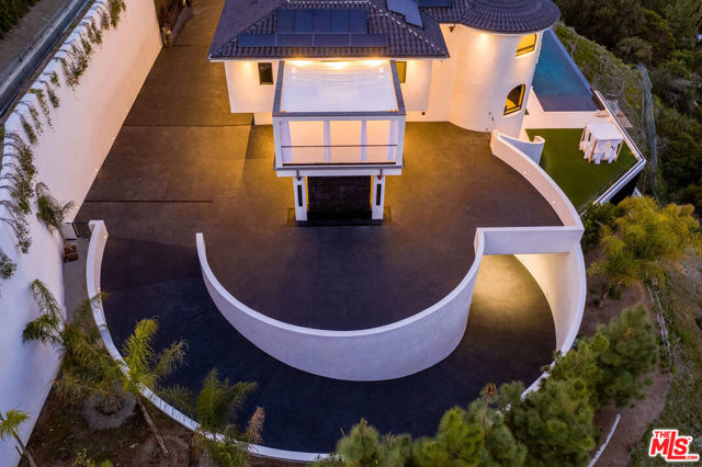 10697 Somma Way, Los Angeles CA: https://media.crmls.org/mediaz/e7bc3212-2a29-4150-8cfc-d8d386568518.jpg