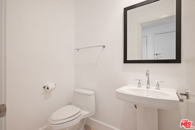 8788 Shoreham Drive, West Hollywood CA: https://media.crmls.org/mediaz/e7bc82da-396f-41ff-af09-0c16074a1539.jpg