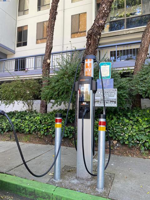 3 Commodore Dr, Emeryville CA: https://media.crmls.org/mediaz/e7bcc650-de97-4aa3-8570-2415b2f11106.jpg