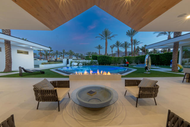 1 Makena Lane, Rancho Mirage CA: https://media.crmls.org/mediaz/e7bdfeda-fa22-458f-b9b8-8f0d7ebc694e.jpg