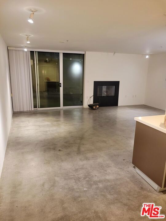 5806 Waring Avenue, Los Angeles CA: https://media.crmls.org/mediaz/e7bf2ead-3015-48a3-85d4-369e6df8a73d.jpg