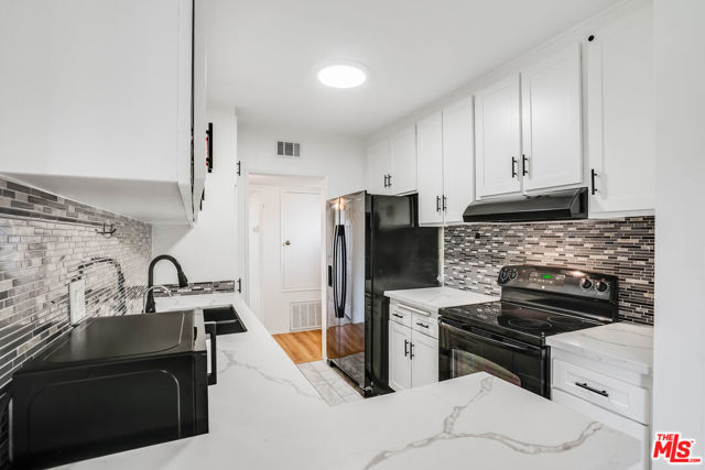 18307 Burbank Boulevard, Tarzana CA: https://media.crmls.org/mediaz/e7bfb7f6-eed4-44a4-8ef7-d75773764f4d.jpg