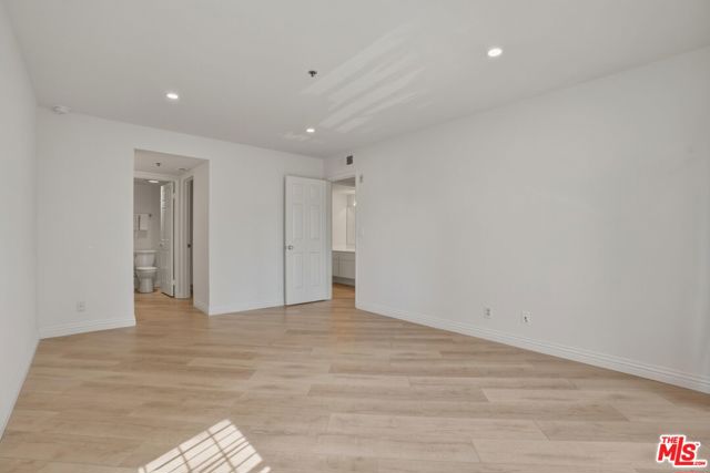 675 Oak Run Trail, Oak Park CA: https://media.crmls.org/mediaz/e7c0bf83-1310-4832-8c1e-7dae88513ad6.jpg