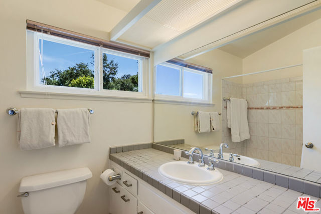 3735 Montuso Place, Encino CA: https://media.crmls.org/mediaz/e7c2a760-a3a5-4178-92f5-db1146a2807e.jpg