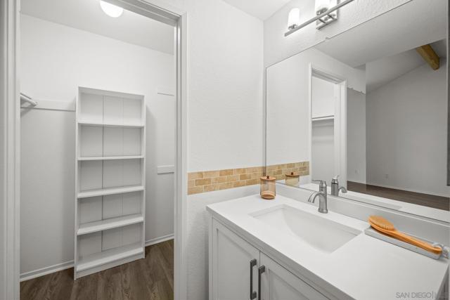 740 Breeze Hill Rd, Vista CA: https://media.crmls.org/mediaz/e7c4acbd-8d2b-45cc-9ce3-5c331f64a44d.jpg