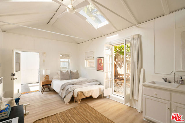 522 Altair Place, Venice CA: https://media.crmls.org/mediaz/e7c513a9-2197-44e0-acbb-5ed826bb8cf5.jpg