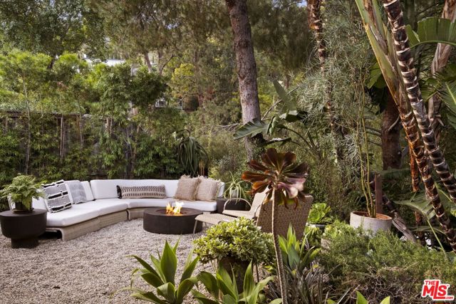 2246 Chelan Place, Los Angeles CA: https://media.crmls.org/mediaz/e7c61c5a-eadb-4603-ab53-8551f692e781.jpg