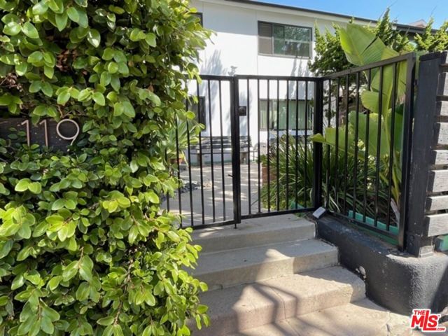 119 Paloma Avenue, Venice CA: https://media.crmls.org/mediaz/e7c6c82b-fa43-45ab-b025-f75a35d777aa.jpg