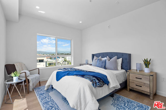 321 S Oxford Avenue, Los Angeles CA: https://media.crmls.org/mediaz/e7c6df59-6f74-457b-a154-f0a97e22208e.jpg