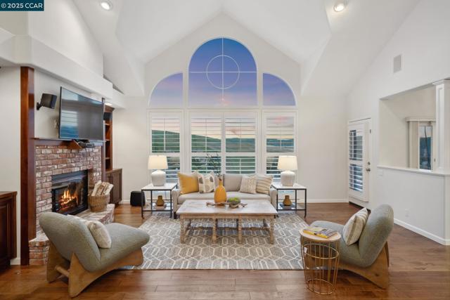 460 Silver Hollow Drive, Walnut Creek CA: https://media.crmls.org/mediaz/e7c7492b-1a49-4593-abfe-276e9e55f647.jpg