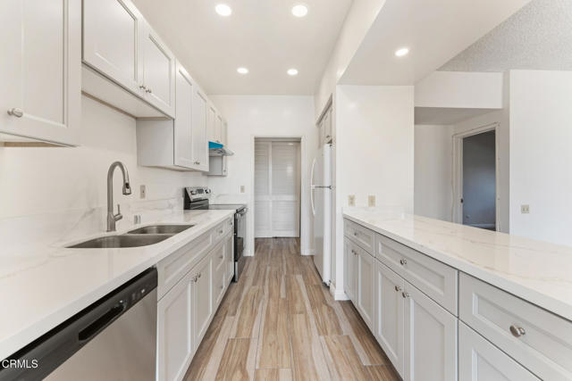 Detail Gallery Image 4 of 27 For 960 San Pasqual St #210,  Pasadena,  CA 91106 - 2 Beds | 3 Baths