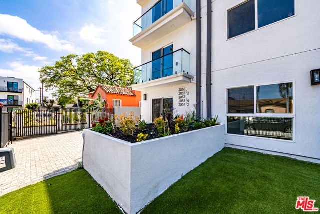 2055 S Garth Avenue, Los Angeles CA: https://media.crmls.org/mediaz/e7c8afad-b0c9-4425-b5a4-6d2877ecd93c.jpg