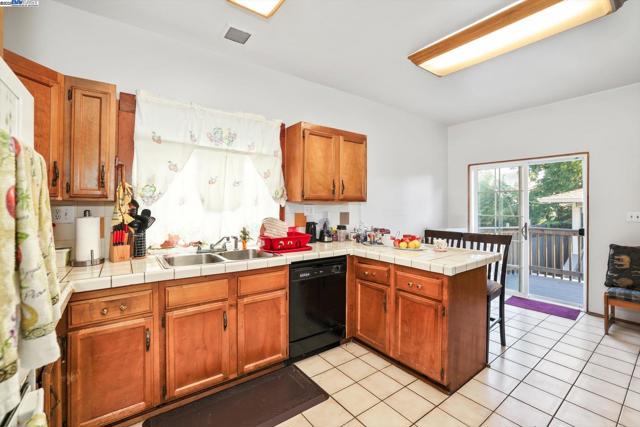 835 Apgar St, Oakland CA: https://media.crmls.org/mediaz/e7ca7342-6518-4031-81d6-f73b548f009f.jpg