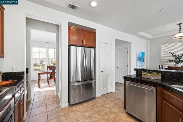 127 Sanford Ct, Brentwood CA: https://media.crmls.org/mediaz/e7cb0c6d-9ec0-4999-ac7f-c723067d0774.jpg