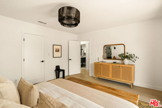 3928 S Bronson Avenue, Los Angeles CA: https://media.crmls.org/mediaz/e7cbab76-245d-4125-9b51-5260faadfdea.jpg