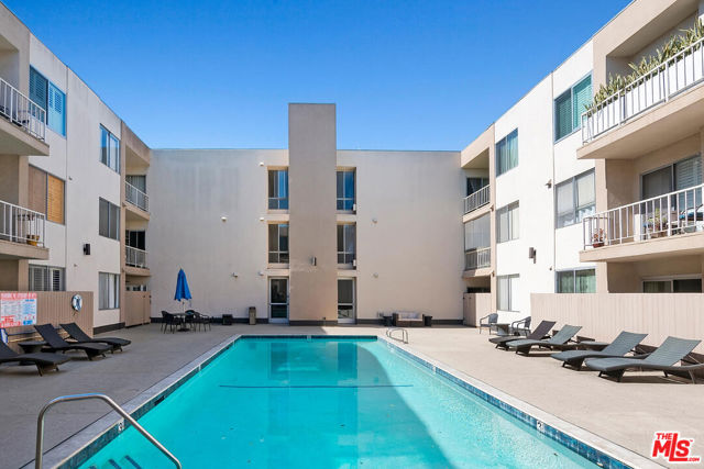 927 N Kings Road, West Hollywood CA: https://media.crmls.org/mediaz/e7cc1fff-04d1-4b79-9e6b-bd334f55dab1.jpg