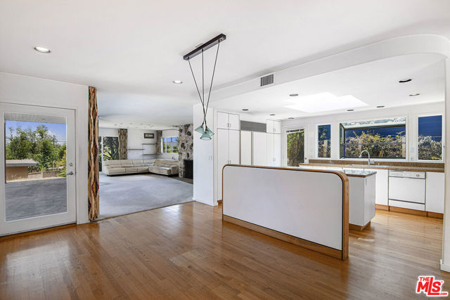 3580 Mountain View Avenue, Los Angeles CA: https://media.crmls.org/mediaz/e7cd0fa0-0fc4-4e91-bbbe-8c148a8a609a.jpg