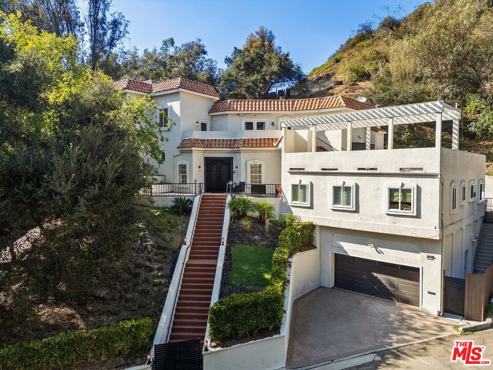 8171 Willow Glen Road — Contemporary