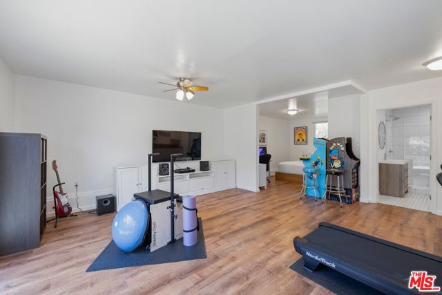 3551 S Bentley Avenue, Los Angeles CA: https://media.crmls.org/mediaz/e7ce090d-b2f4-44da-8993-96688cbf709e.jpg