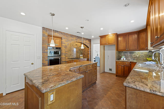 287 Golden Fern Court, Simi Valley CA: https://media.crmls.org/mediaz/e7ce4da8-70cc-4749-b9f9-31e04e529b0f.jpg