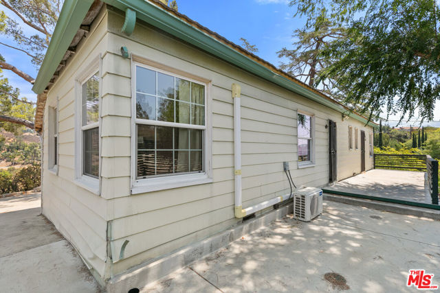 11320 Alethea Drive, Sunland CA: https://media.crmls.org/mediaz/e7cebd0c-beef-42a0-8c4e-0dc13e9a1922.jpg