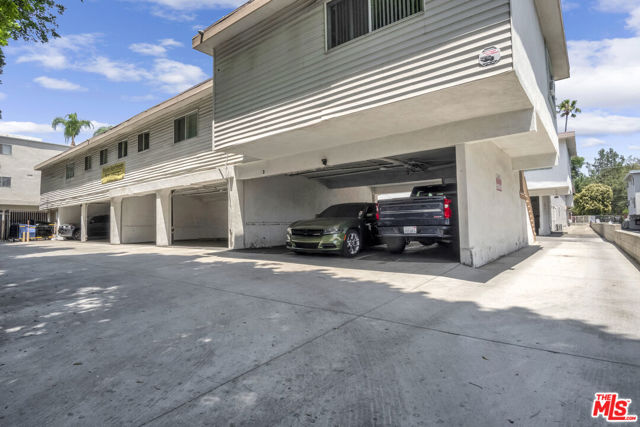 20234 Roscoe Boulevard, Winnetka CA: https://media.crmls.org/mediaz/e7cfa406-b3bb-40d9-8a5c-94ded8406751.jpg