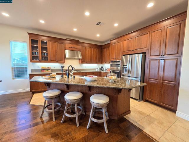 1735 Veneto Ln, Brentwood CA: https://media.crmls.org/mediaz/e7d01c7d-415d-4f77-9185-004a3ba5507b.jpg
