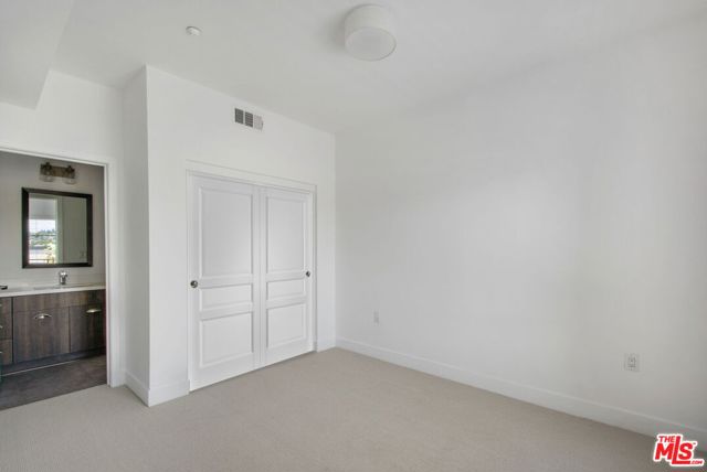 2974 Ripple Place, Los Angeles CA: https://media.crmls.org/mediaz/e7d09cf6-3544-43bb-a5a4-e882c1c18c91.jpg