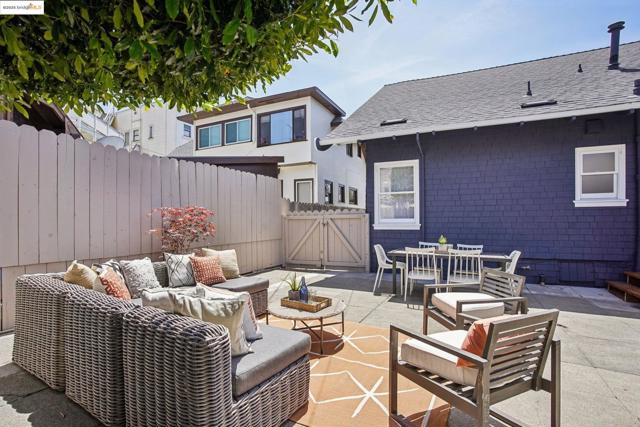 320 Forest St, Oakland CA: https://media.crmls.org/mediaz/e7d0e032-435b-4db4-94f3-831d128369ca.jpg