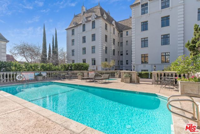 308 N Sycamore Avenue, Los Angeles CA: https://media.crmls.org/mediaz/e7d0f54b-0362-463b-aed5-0dc575923458.jpg