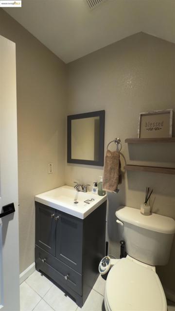 2505 Market St, Oakland CA: https://media.crmls.org/mediaz/e7d1349e-7374-4c71-b358-91643756d376.jpg