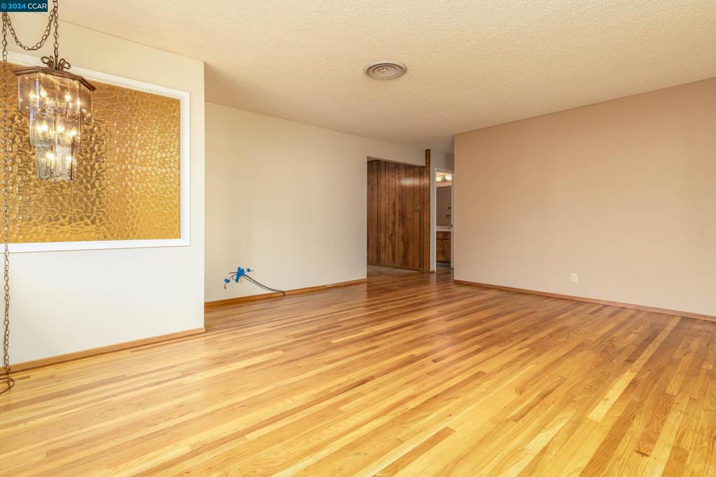 https://media.crmls.org/mediaz/e7d15a60-9ca5-40a7-b6e8-dc76a73ebff7.jpg?preset=X-Large