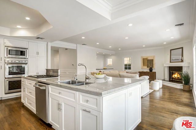 116 N Palm Drive, Beverly Hills CA: https://media.crmls.org/mediaz/e7d15cbe-c03e-4068-8655-591572959fcc.jpg