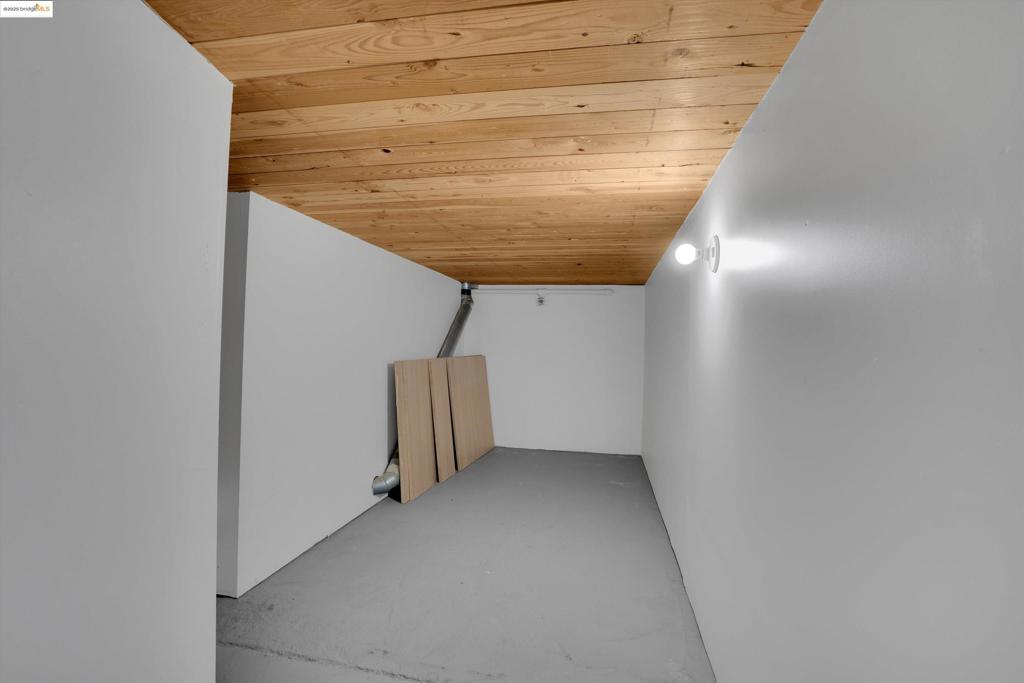 https://media.crmls.org/mediaz/e7d17790-39fd-4670-9402-66d65ce41b91.jpg?preset=X-Large