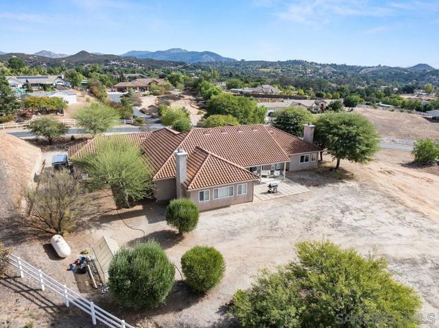31252 North Star Way, Valley Center CA: https://media.crmls.org/mediaz/e7d30ea3-3350-4604-9f09-55378edbced5.jpg