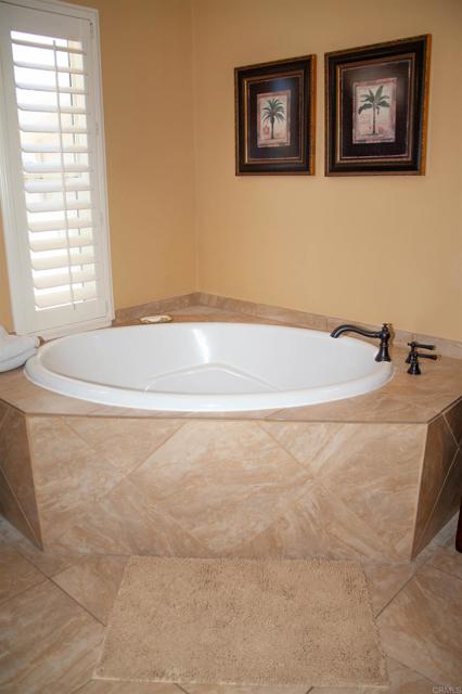 11851 Riverside Dr, Lakeside CA: https://media.crmls.org/mediaz/e7d3e372-c3ed-4794-99ee-f330d25345ea.jpg