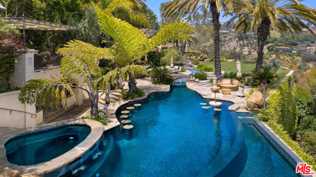 10066 Cielo Drive, Beverly Hills CA: https://media.crmls.org/mediaz/e7d48b12-3f37-4491-a60e-c4359dd861c4.jpg