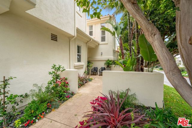 6453 Zuma View Place, Malibu CA: https://media.crmls.org/mediaz/e7d4dc99-4221-43ef-955b-db9e5499e9f6.jpg