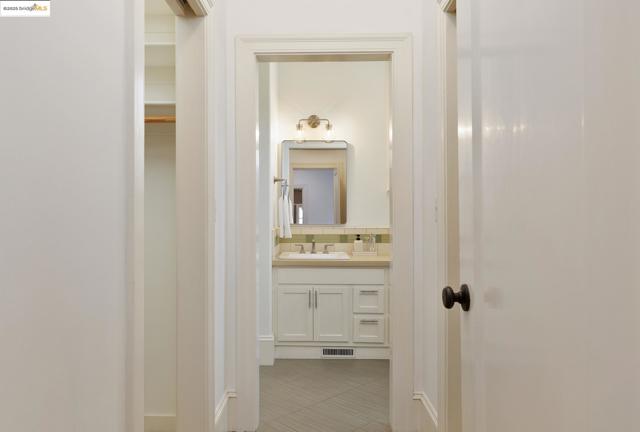 479 41st St, Oakland CA: https://media.crmls.org/mediaz/e7d4ff6b-20d6-4347-9c44-1bdb97f95ecf.jpg