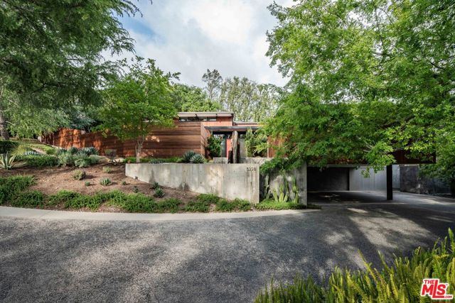 5228 Escalante Drive, La Canada Flintridge CA: https://media.crmls.org/mediaz/e7d50628-4a83-4e2f-940c-3dad64946603.jpg