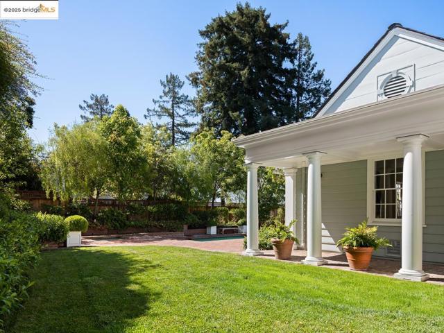 120 Hazel Ln, Piedmont CA: https://media.crmls.org/mediaz/e7d53893-1991-483f-bff0-e2663e1f688e.jpg