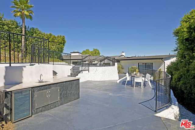 3712 Berry Drive, Studio City CA: https://media.crmls.org/mediaz/e7d76bb0-6429-4d00-a0e5-01b0fac9fad1.jpg