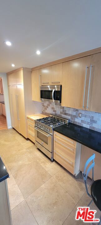 17087 Palisades Circle, Pacific Palisades CA: https://media.crmls.org/mediaz/e7d7ad8e-78f7-4ec0-9580-2d4bd528c7ff.jpg